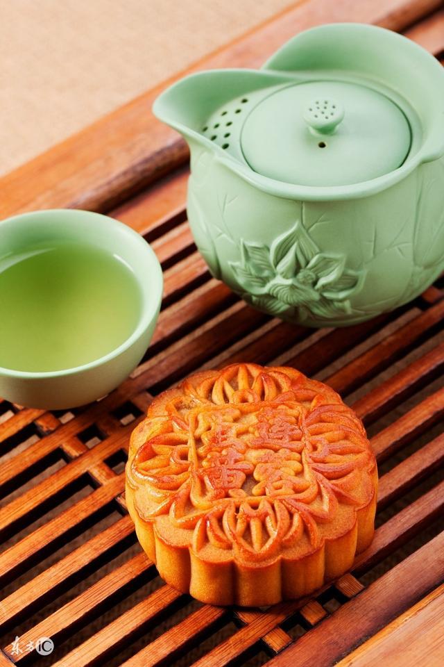餐饮中秋节营销活动方案
:中秋即临，如何策划一场月饼营销策划活动，让月饼大卖？