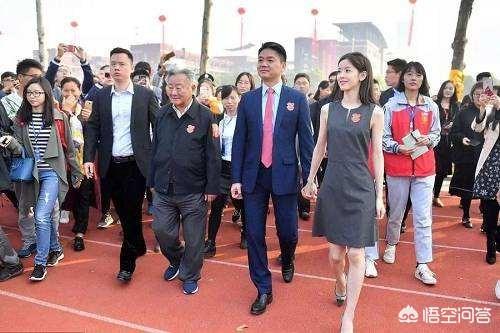 她的营销秘密
:章泽天现在为什么开始营销合照艳压的人设，你觉得她的颜值真的能艳压刘诗诗吗？