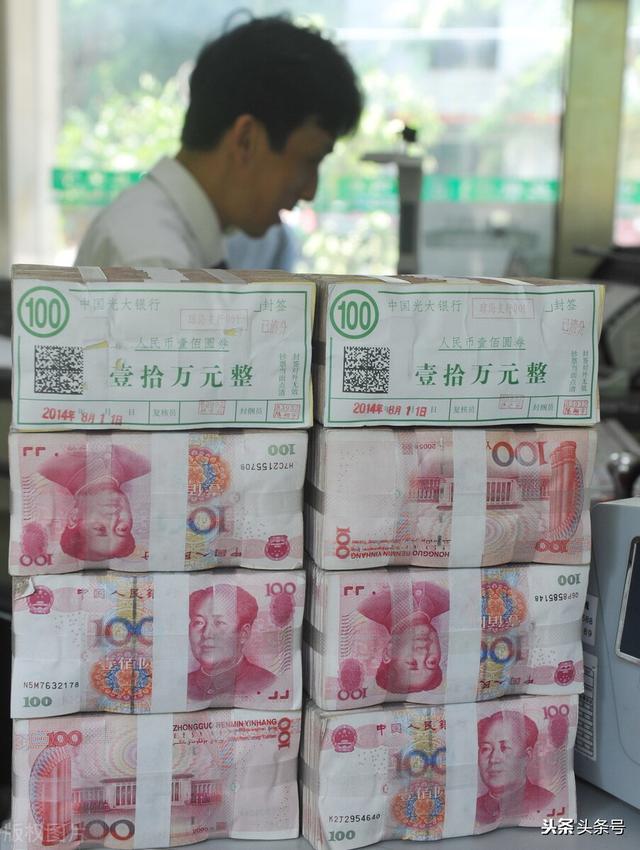 银行营销案例100例
:两人同去银行，一个存10亿，一个贷10亿，行长会最先接待谁？