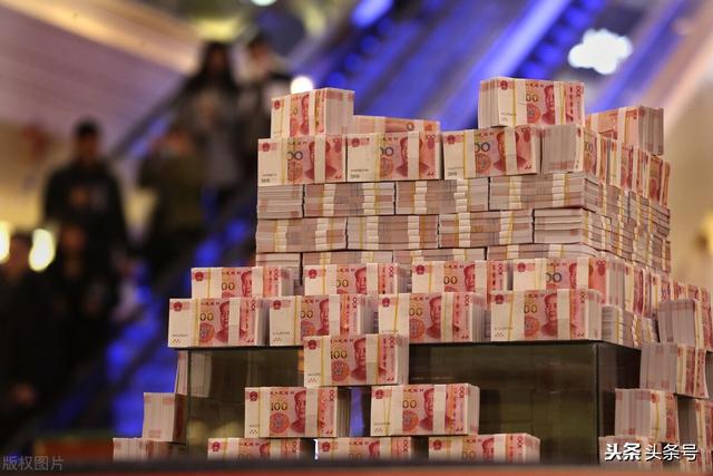 银行营销案例100例
:两人同去银行，一个存10亿，一个贷10亿，行长会最先接待谁？
