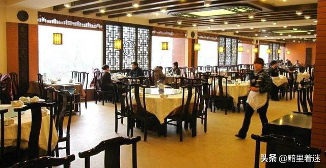 新店营销活动方案
:饭店老店新开，边上都是居民区，有什么好的促销方案？