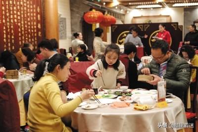 新店营销活动方案
:饭店老店新开，边上都是居民区，有什么好的促销方案？