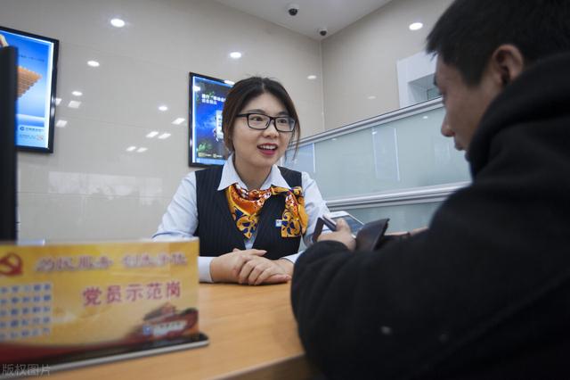 银行营销活动
:马上年底了，银行给出一万存一年利息420元的活动，值得存吗？