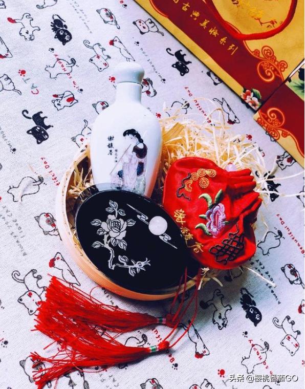 小红书种草营销模式
:想深入了解化妆品流行趋势，品牌发展，营销打法，有什么公众号，社区，app推荐？