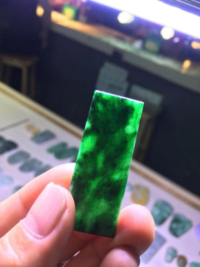 抖音成品号
:抖音上那么多卖翡翠的，而且价格超低，大家敢买吗？质量怎样？