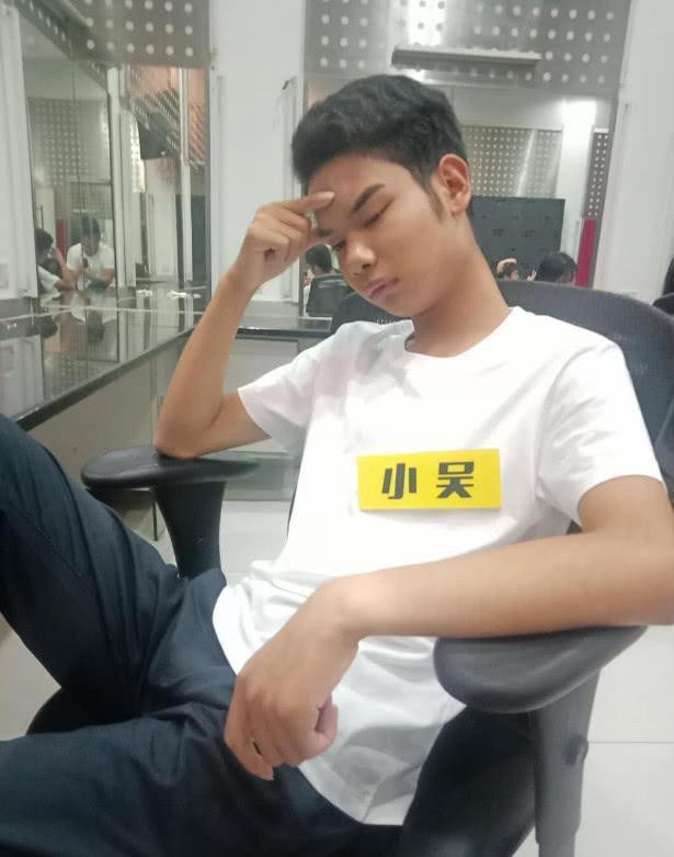 绵阳抖音广告
:“发际线”小吴正式出道, 入驻抖音还接拍广告, 难逃“真香定律”