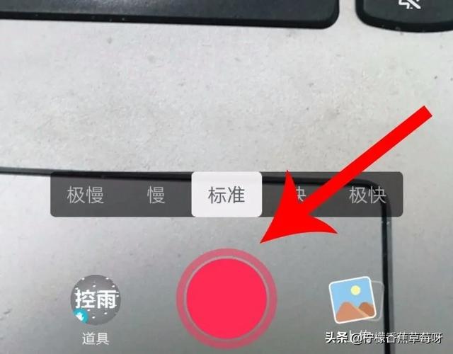怎么参加抖音的热门活动
:新版抖音怎么参与挑战？