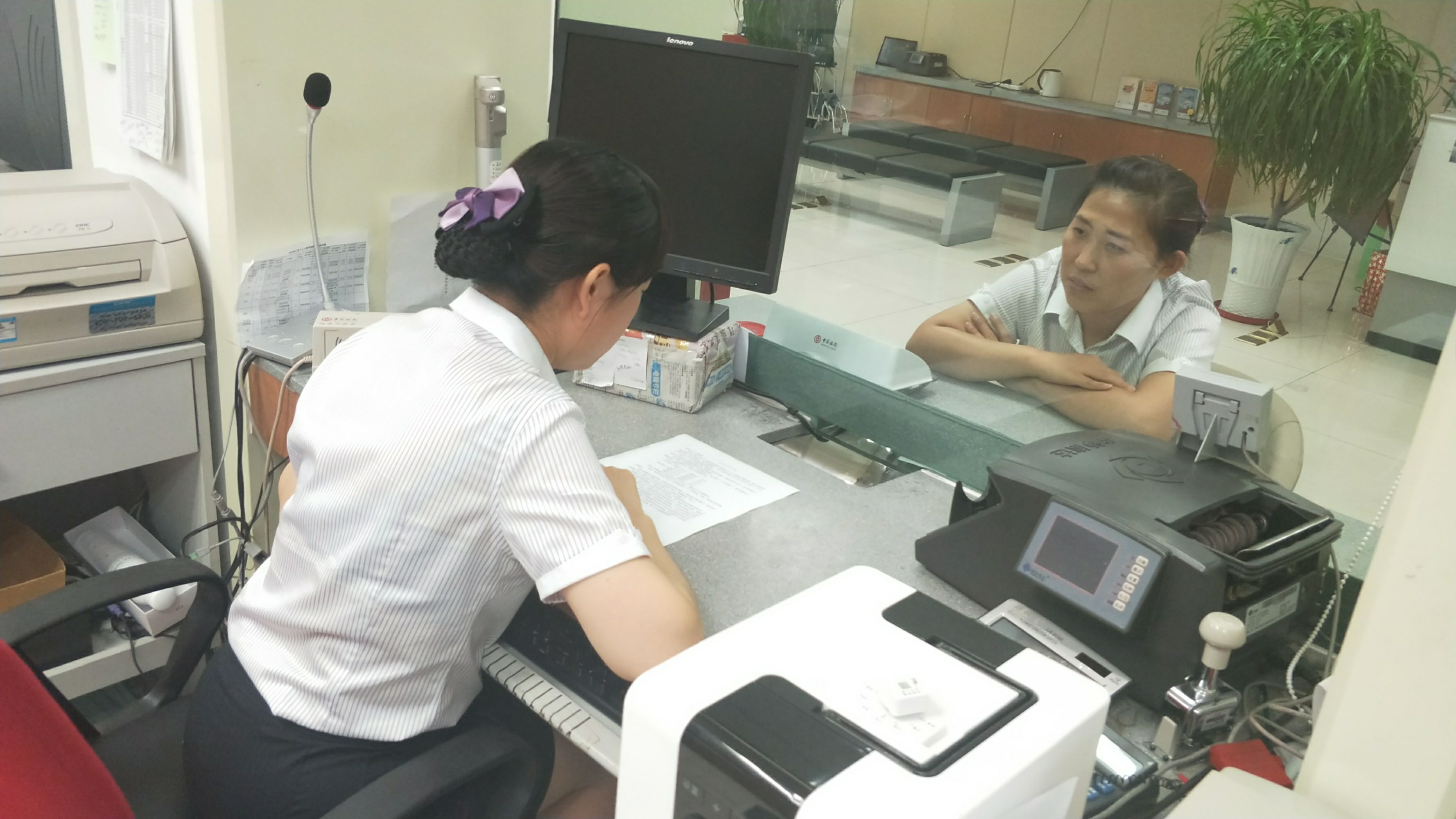 营销岗和柜员岗哪个好(银行柜员岗好还是营销岗好)